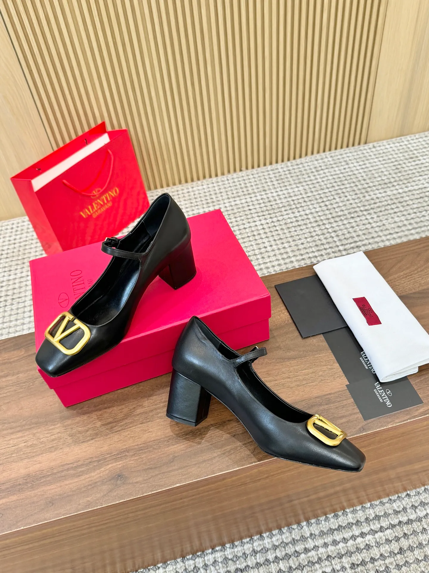 👟👟Ex-factory price 460👟👟 Genuine leather sole + 40 Valentino. Large v-buckle sandals ㊙️Latest series of counters Authentic grade version with perfect details. Authentic products are made one to one. All details are consistent with genuine ones. The upper foot is very pedicure type. The key point is that it is very good and easy to control. It does not grind the feet and does not tire the feet. Walking artifact, exclusive mold opening. The highest version on the market. Fabric: imported mixed sheepskin, lining and foot pads are all sheepskin. Code number (34 to 42) Customized sizes 34 and 42 are non-returnable and non-exchangeable. Heel height: 7.5CM. Rubber sole, leather sole +40